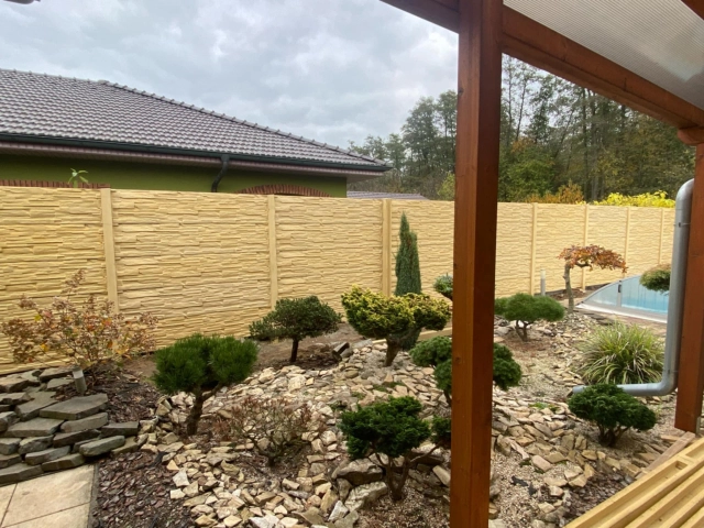 Aufgeteilter Stein - Sandstein